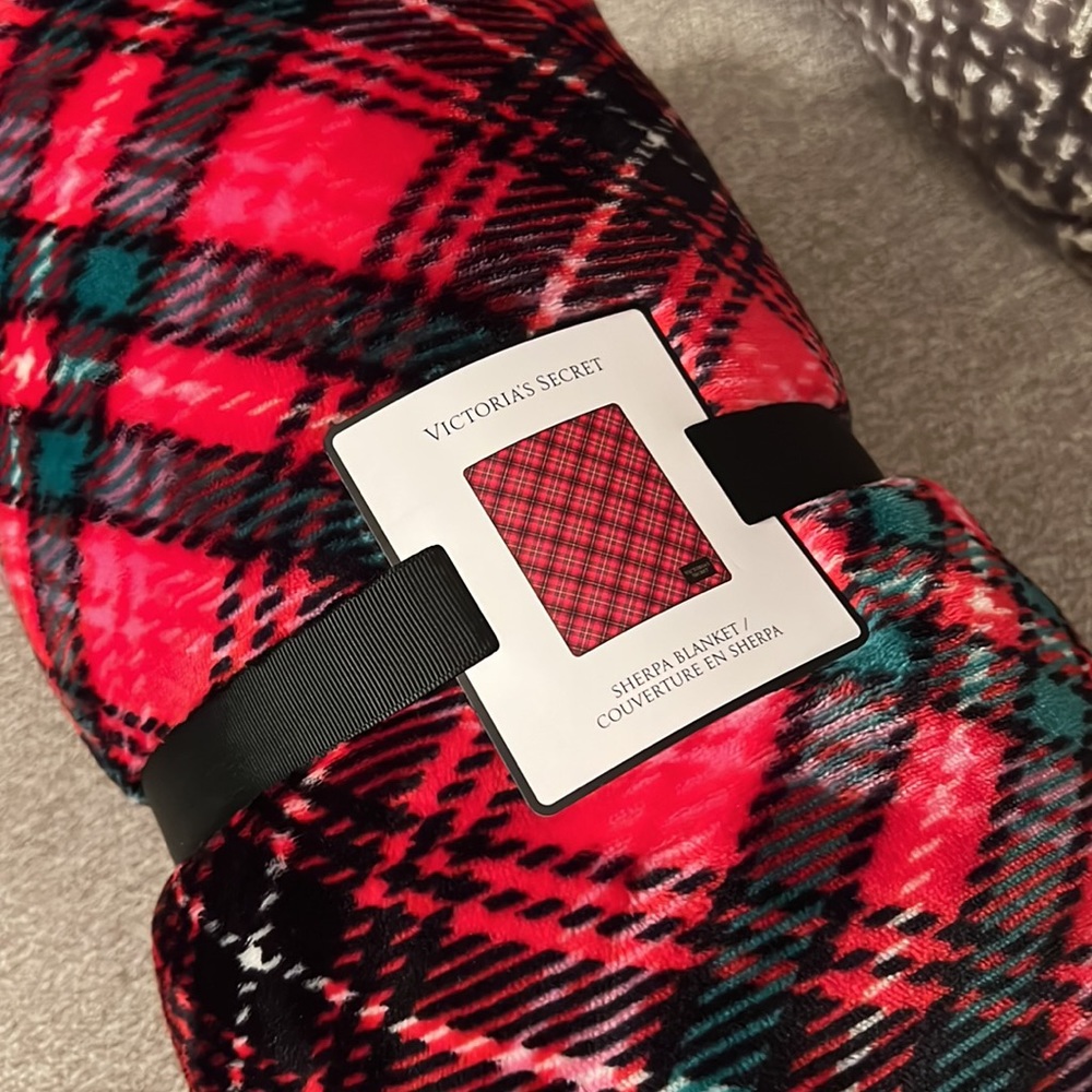 Victoria’s Secret Sherpa Blanket 50x60 inches Brand New